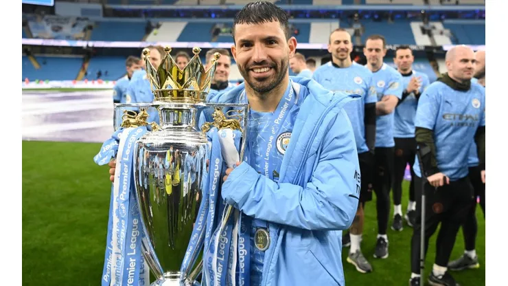 Sergio Agüero celebrando una de sus Premier Leagues con Manchester City.