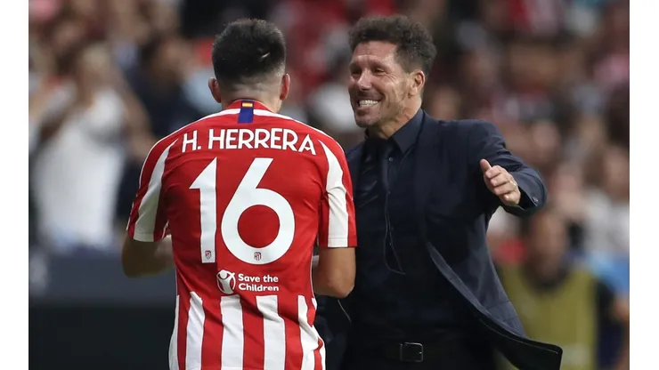 Héctor Herrera y Diego Pablo Simeone en un encuentro del Atlético de Madrid.