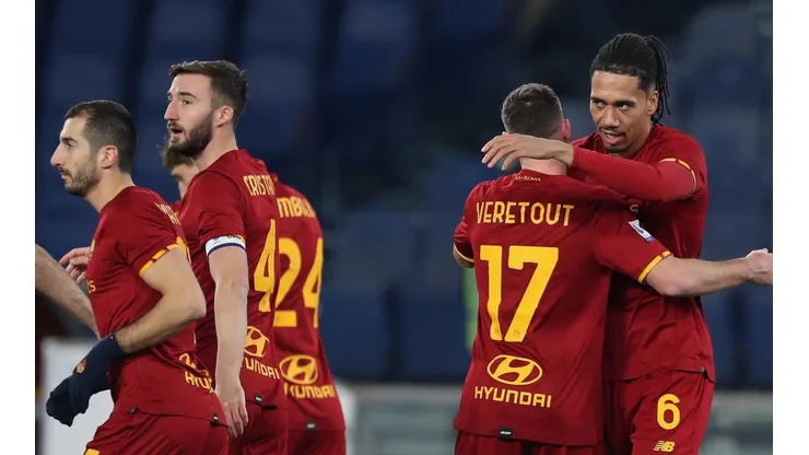 Smalling, el autor del primer gol de Roma, celebrando junto a Veretout.