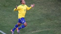 Luis Fabiano en festejo con Brasil.