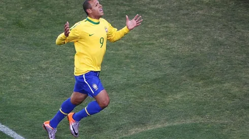 Luis Fabiano en festejo con Brasil.