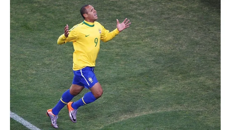 Luis Fabiano en festejo con Brasil.