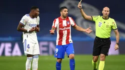 David Alaba junto a Luis Suárez en el Derbi.