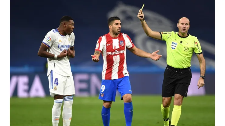 David Alaba junto a Luis Suárez en el Derbi.