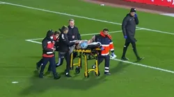 Santi Mina se tuvo que retirar en camilla tras el pelotazo.