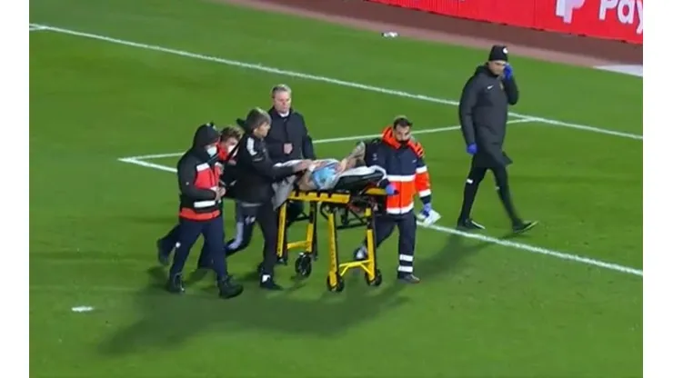 Santi Mina se tuvo que retirar en camilla tras el pelotazo.