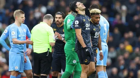 Raúl Jiménez fue expulsado por doble amarilla en sólo un minuto.