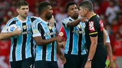 Gremiol en discusión con el juez.