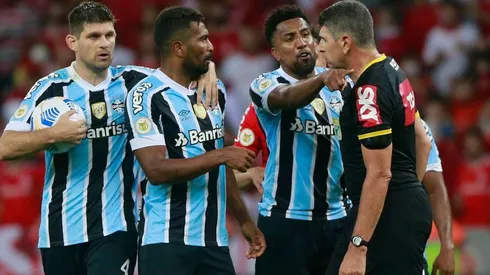 Gremiol en discusión con el juez.