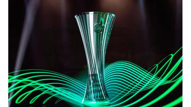 Trofeo de Conference League.