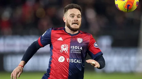 Nandez en acción con Cagliari.