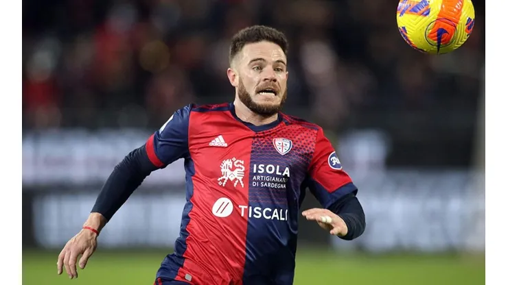 Nandez en acción con Cagliari.