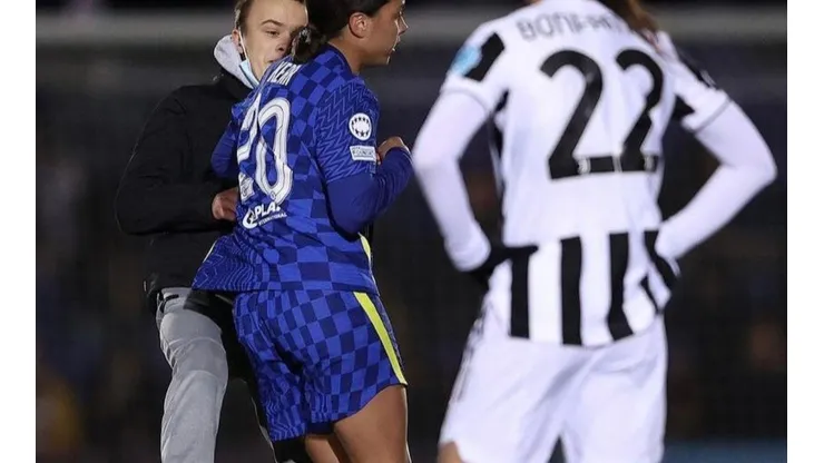 ¡Lo noqueó! Sam Kerr volteó a un intruso que no quería salir del campo de juego