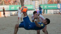 Jugada en Mundial de fútbol playa.