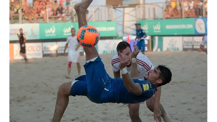 Jugada en Mundial de fútbol playa.