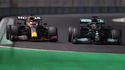 De izquierda a derecha, mano a mano y a la par, Max Verstappen y Lewis Hamilton... solo uno será el campeón (Foto: Getty Images).