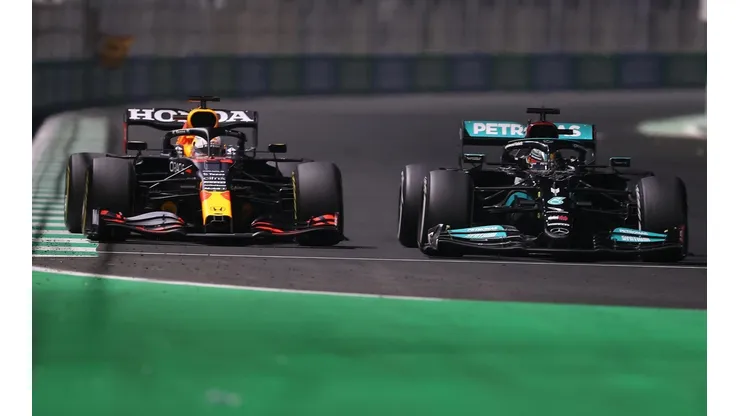 De izquierda a derecha, mano a mano y a la par, Max Verstappen y Lewis Hamilton... solo uno será el campeón (Foto: Getty Images).