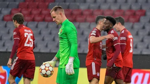 Ter Stegen, de mala actuación, con el festejo de Bayern Múnich de fondo.