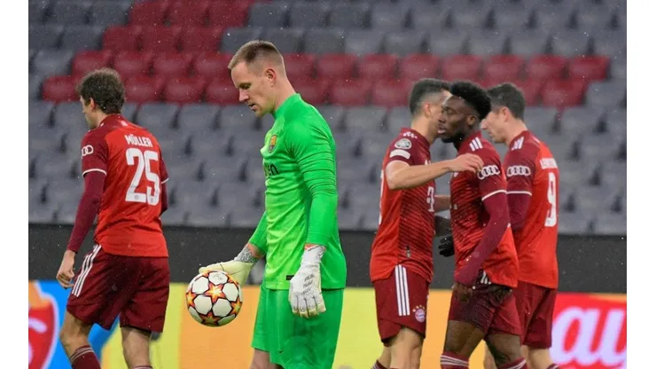 Ter Stegen, de mala actuación, con el festejo de Bayern Múnich de fondo.
