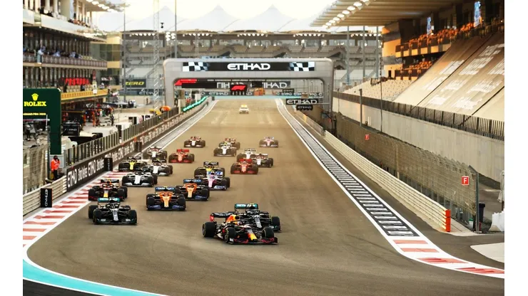 La postal de la recta principal de Yas Marina, en 2020, en una largada de la cual todo el mundo aguarda (Foto: Getty Images).