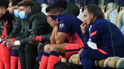 Luis Suárez, desconsolado en el banco de suplentes.