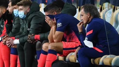 Luis Suárez, desconsolado en el banco de suplentes.