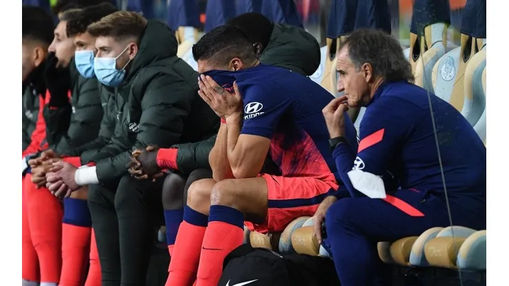 Luis Suárez, desconsolado en el banco de suplentes.