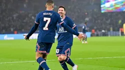 El abrazo de Messi y Mbappé en el partido ante Brujas.