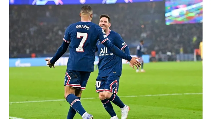 El abrazo de Messi y Mbappé en el partido ante Brujas.