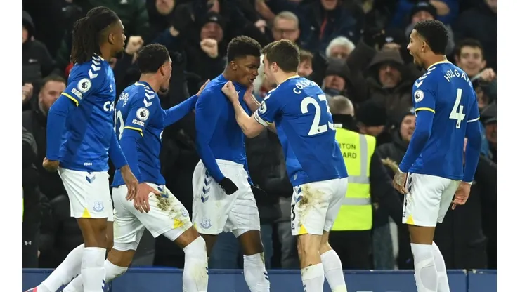 Demarai Gray y un misil para el triunfo de Everton.