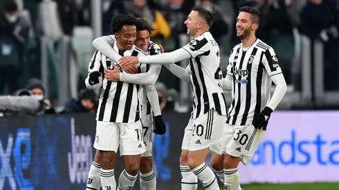 Juan Cuadrado y una obra de arte en la Serie A.