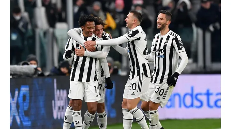 Juan Cuadrado y una obra de arte en la Serie A.