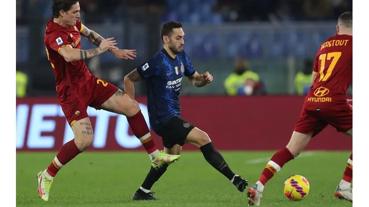 Calhanoglu en acción con Inter.