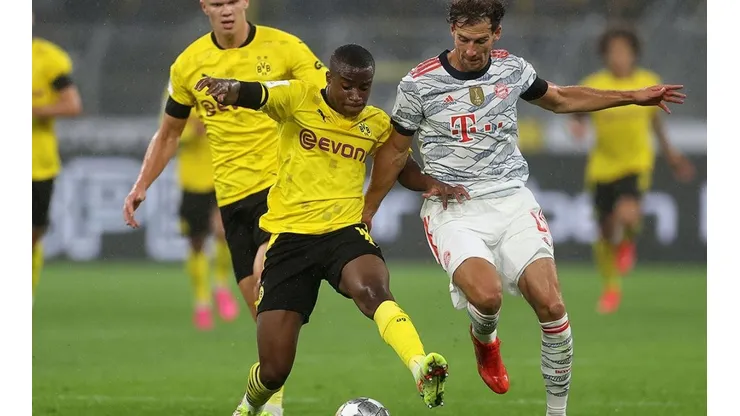 Acción de juego entre Borussia Dortmund y Bayern Múnich.