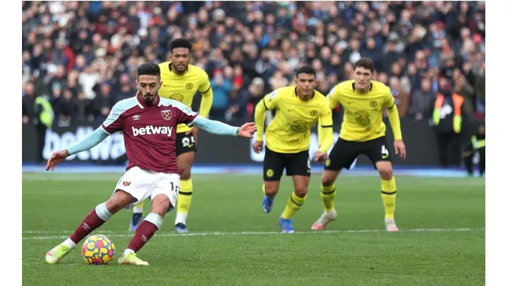 Lanzini anotó de penal en el triunfo de West Ham ante Chelsea.