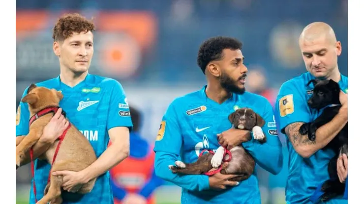 Jugadores de Zenit con los cachorros.