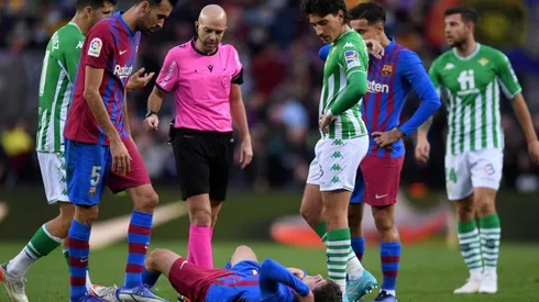 Gavi, tendido en el suelo tras probar y quedar mareado tras un pelotazo.