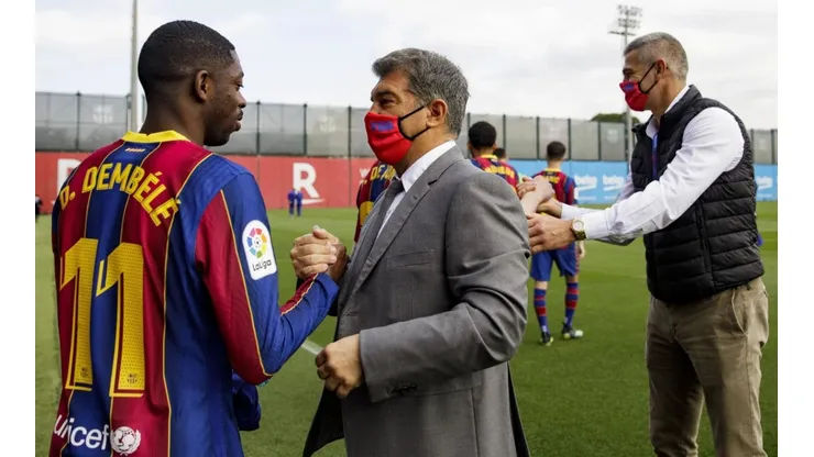 Ousmane Dembelé y Joan Laporta en un entrenamiento del Barcelona.