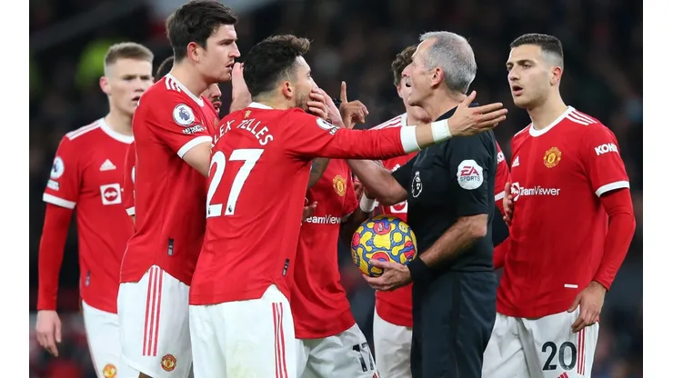 Todo el United reclamó al árbitro.