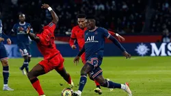 Mendes en acción con PSG, al fondo Danilo.