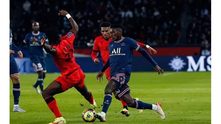 Mendes en acción con PSG, al fondo Danilo.