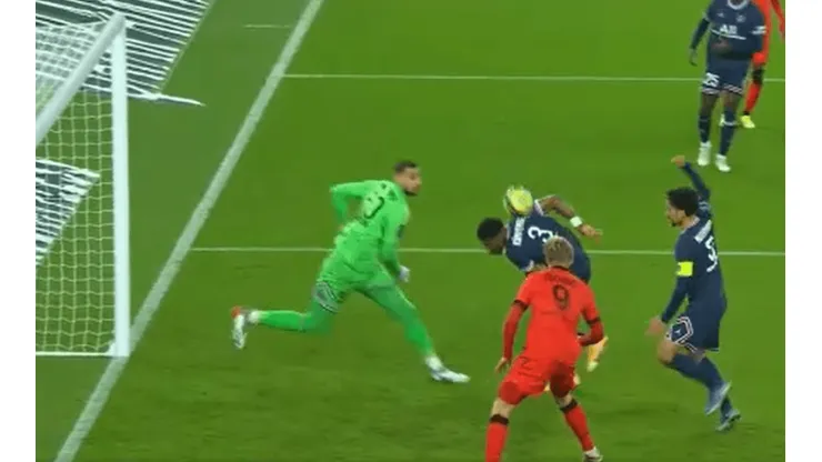 Dolberg había quedado solo frente al arco de Donnarumma.
