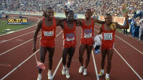Carl Lewis, Emmit King (segundo desde la izquierda), Willie Gault y Calvin Smith, en el Mundial de Helsinki, Finlandia.