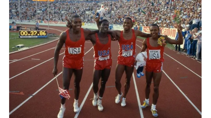 Carl Lewis, Emmit King (segundo desde la izquierda), Willie Gault y Calvin Smith, en el Mundial de Helsinki, Finlandia.