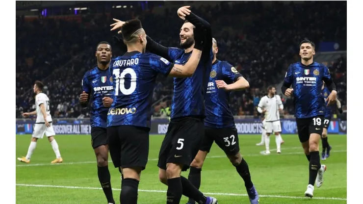 El abrazo de Gagliardini a Lautaro Martínez por su gran asistencia de taco.