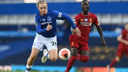 Acción de juego entre Liverpool y Everton.