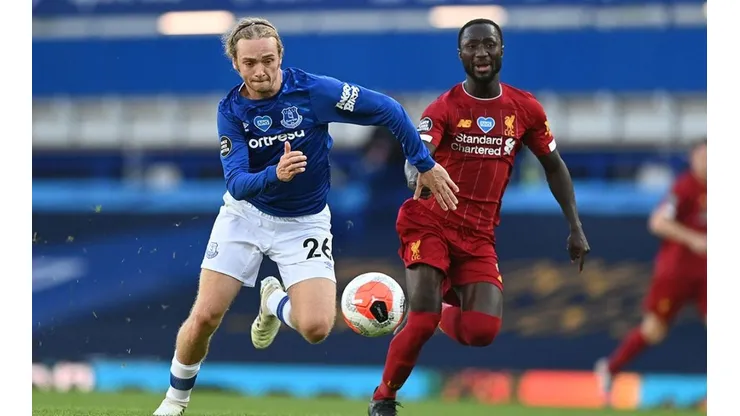 Acción de juego entre Liverpool y Everton.