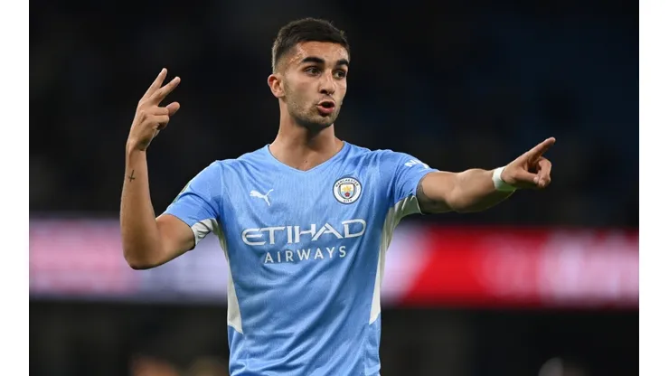 Ferrán Torres en un encuentro con Manchester City.