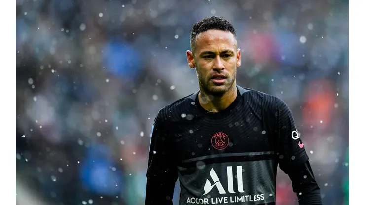 Neymar estará de baja en PSG por un tiempo prolongado.