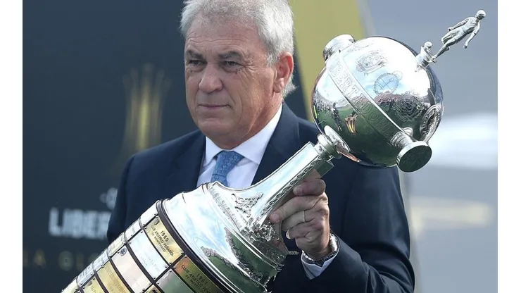 Nery Pumpido con la Copa Libertadores.